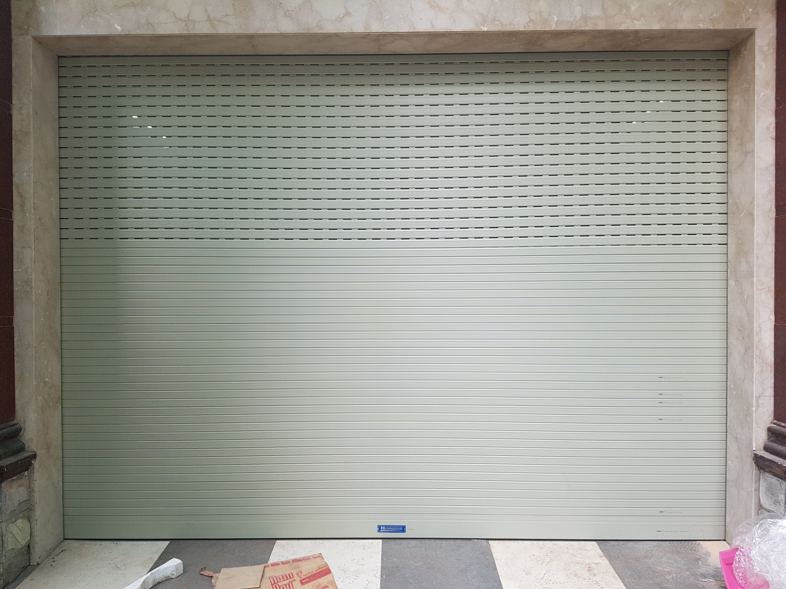 Hướng dẫn vệ sinh vệ sinh cửa cuốn chỉ với 3 bước